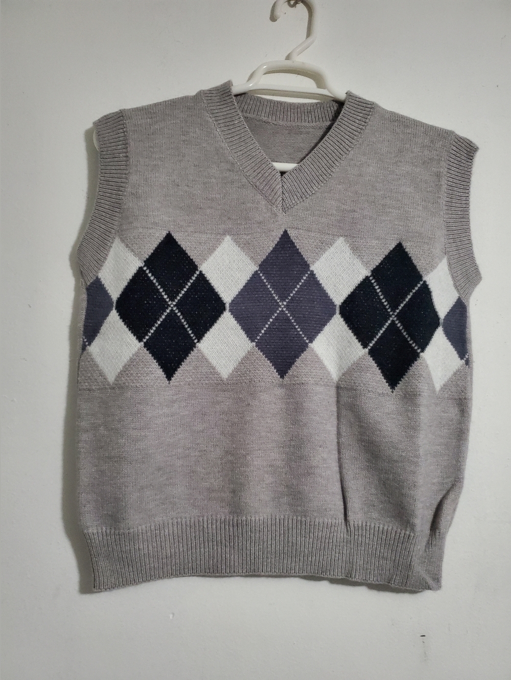 sweater vest  darker gray diamonds across the chest Size L